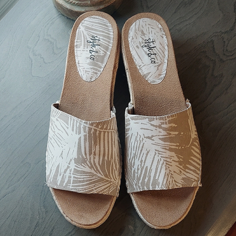 New Style & Co. Women's Taupe/Cream Slide Sandals Size 9